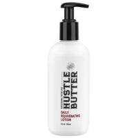 Hustle Butter Daily Lotion 226ml pullo Valkoinen Hustle Butter -lotionpullo mustalla pumppukorkilla valkoisella taustalla