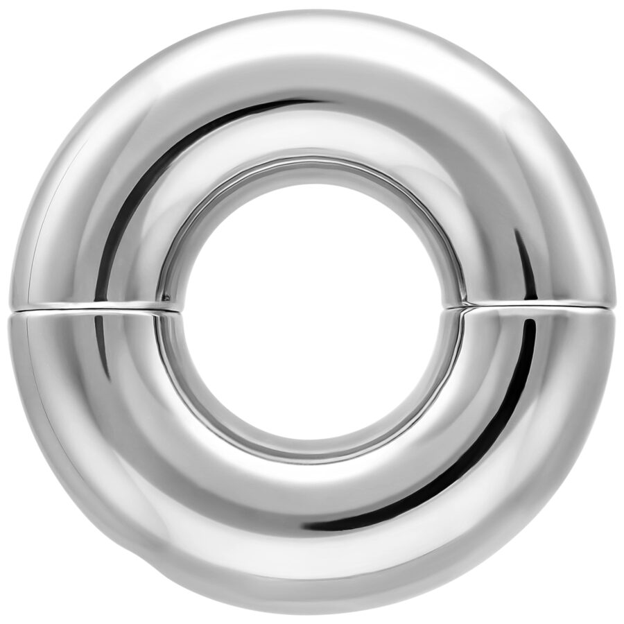 Hopeinen intiimirengas kiiltävästä kirurginteräksestä valkoisella taustalla