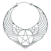Hopeinen Winged Pentagram -korvakoru Hopeinen korvakoru siivekkäällä pentagrammikuviolla valkoisella taustalla