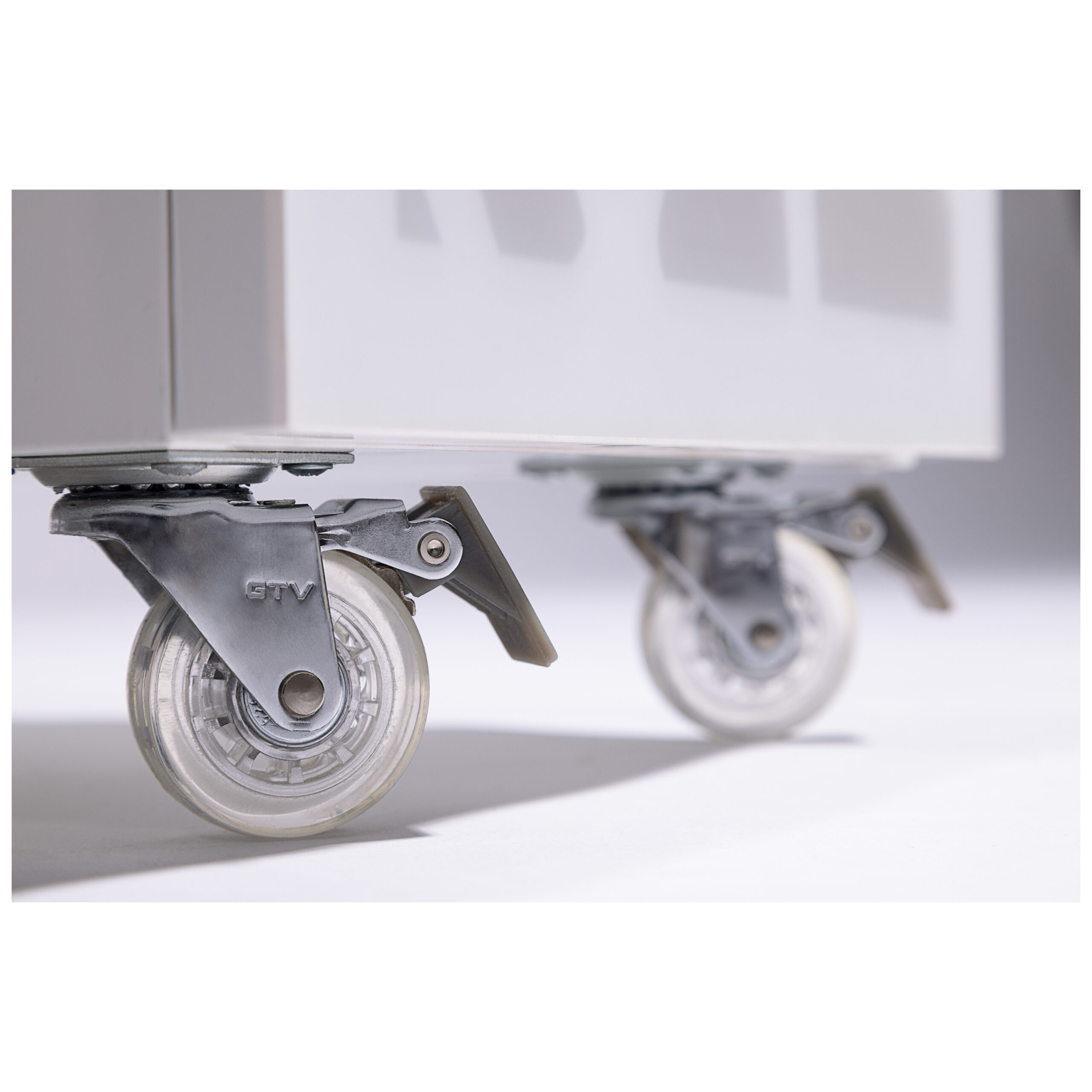 Enbio Trolley läpinäkyvillä pyörillä Lähikuva Enbio Trolley -läpinäkyvistä pyöristä harmaalla taustalla