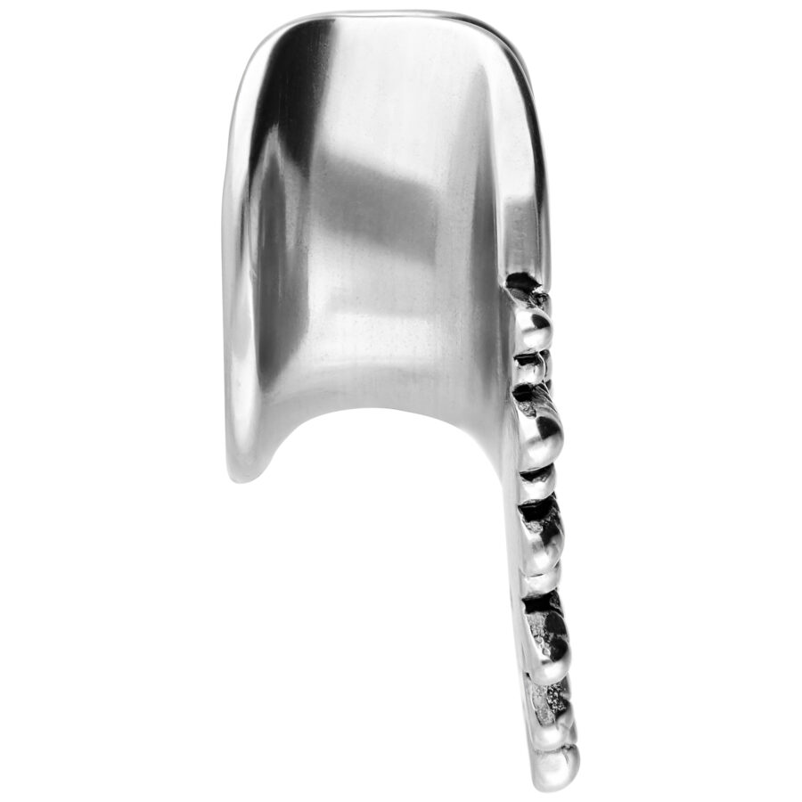 Hopeinen Earsaddle kirurginteräksestä 316L valkoisella taustalla