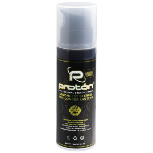 Musta Proton Stencil spraypullo, 250 ml, valkoisella taustalla