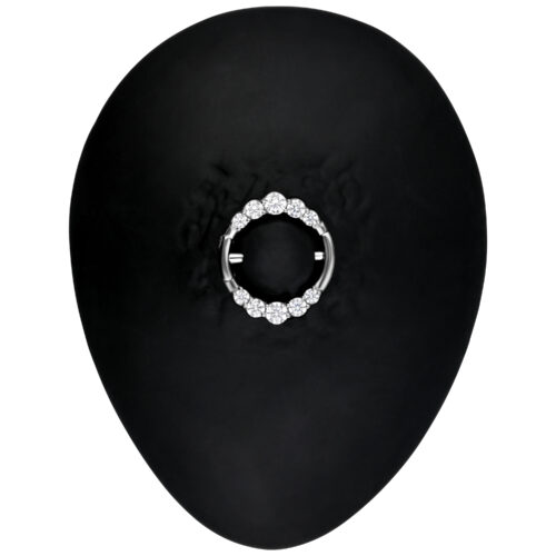 Hopeinen nipple clicker kaksinkertaisilla kristalleilla mustalla taustalla