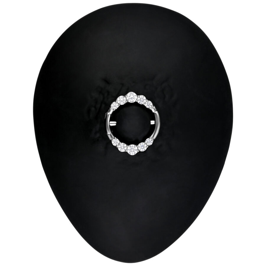 Hopeinen nipple clicker kaksinkertaisilla kristalleilla mustalla taustalla