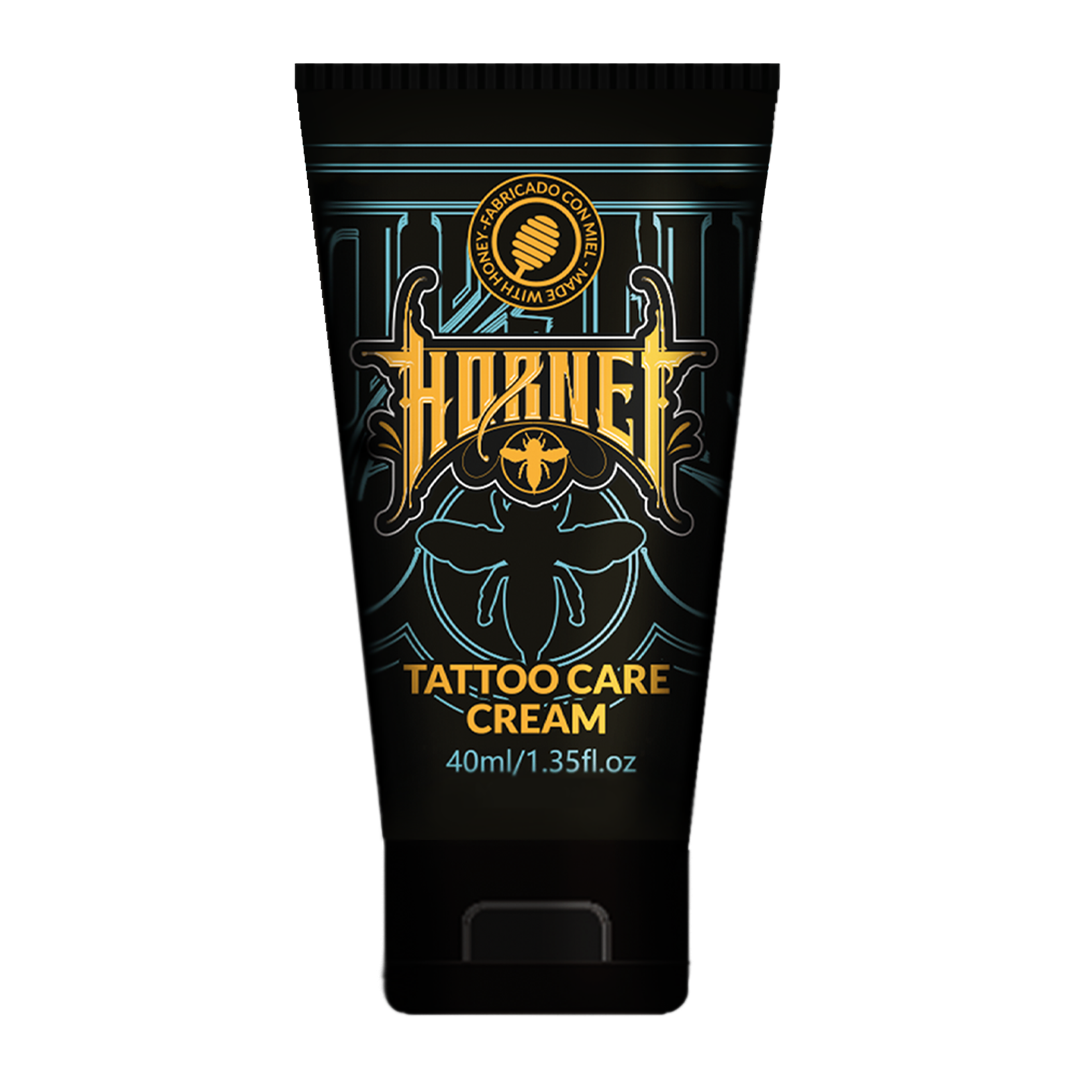Hornet Tattoo Hoitovoide 40 ml tuubi Musta Hornet Tattoo Hoitovoide 40 ml tuubi läpinäkyvällä taustalla