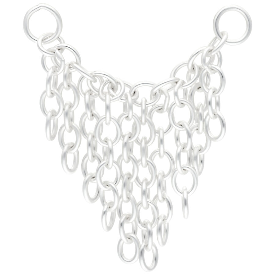 Hopeinen Tassle-lävistysketju 20mm pituudella valkoisella taustalla