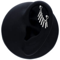 Musta lävistysketju 20mm pituus Musta lävistysketju 20mm pituudella mustassa korvassa valkoisella taustalla