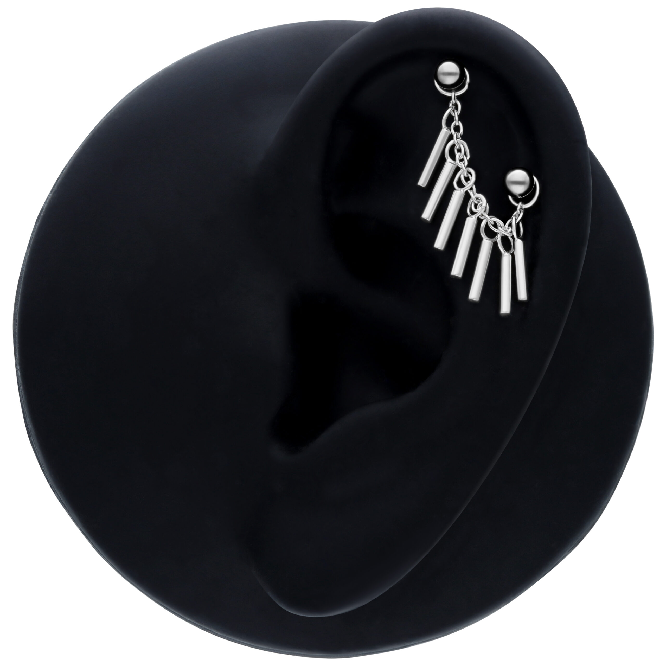 Musta lävistysketju 20mm pituus Musta lävistysketju 20mm pituudella mustassa korvassa valkoisella taustalla