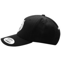 Musta Wildcat Snapback-lippis polyakryylistä Musta Snapback-lippis Wildcat-logolla, sivulta valkoisella taustalla