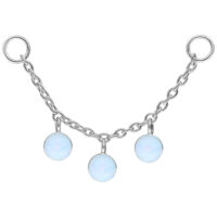 Hopeinen opaalipiercingketju 20mm Hopeinen piercingketju, jossa kolme synteettistä opaalikiveä valkoisella taustalla