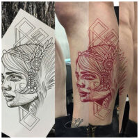 RED Tattoo -tatuointipaperi tatuointimuotoilulla Punainen tatuointisabluuna kasvokuvioilla ja valmis tatuointi jalassa