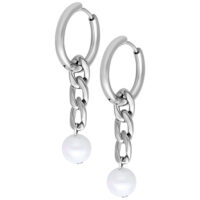 Hopeiset Chunky Pearl Hoops -korvakorut Hopeiset korvakorut helmiriipuksilla valkoisella taustalla