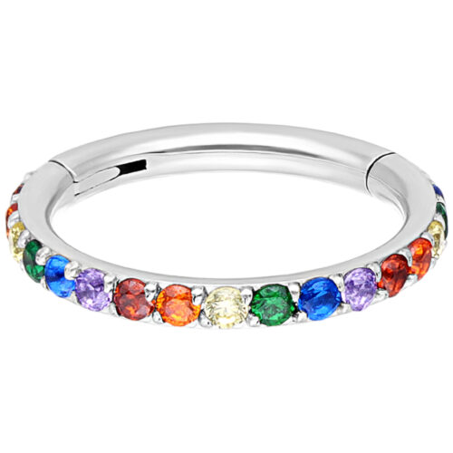 Silberfarbener Conch Ring mit Regenbogenkristallen auf weißem Hintergrund