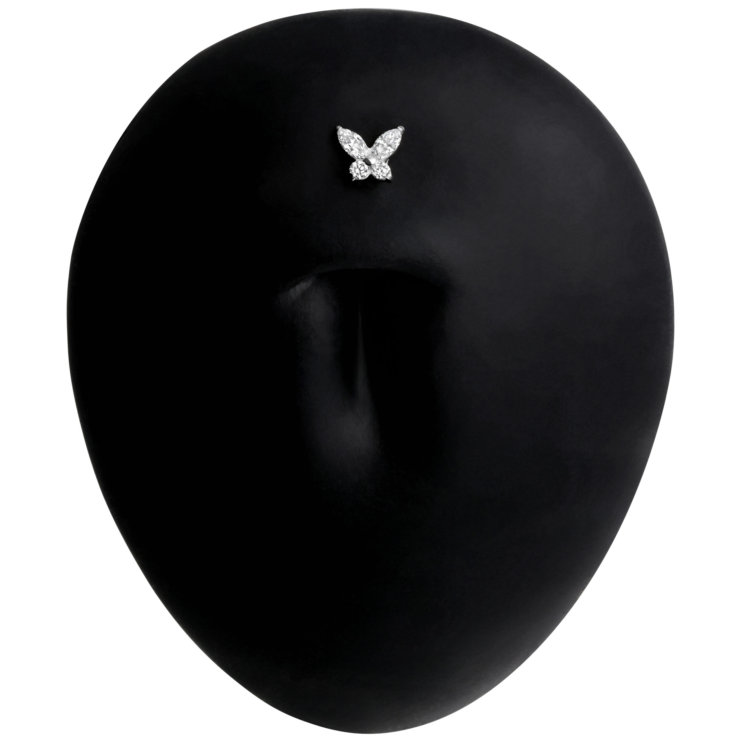 Musta titaaninen labret-piercing perhoskuviolla mustalla taustalla