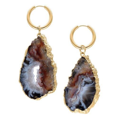 Kaksi kultaista Indian Agate -korvakorua luonnollisella kivikuviolla valkoisella taustalla