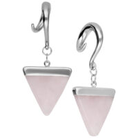 Rose Triangle korvapainot kirurginteräksestä Kaksi Rose Triangle korvapainoa hopeisesta kirurginteräksestä, joissa on vaaleanpunainen kolmio valkoisella taustalla