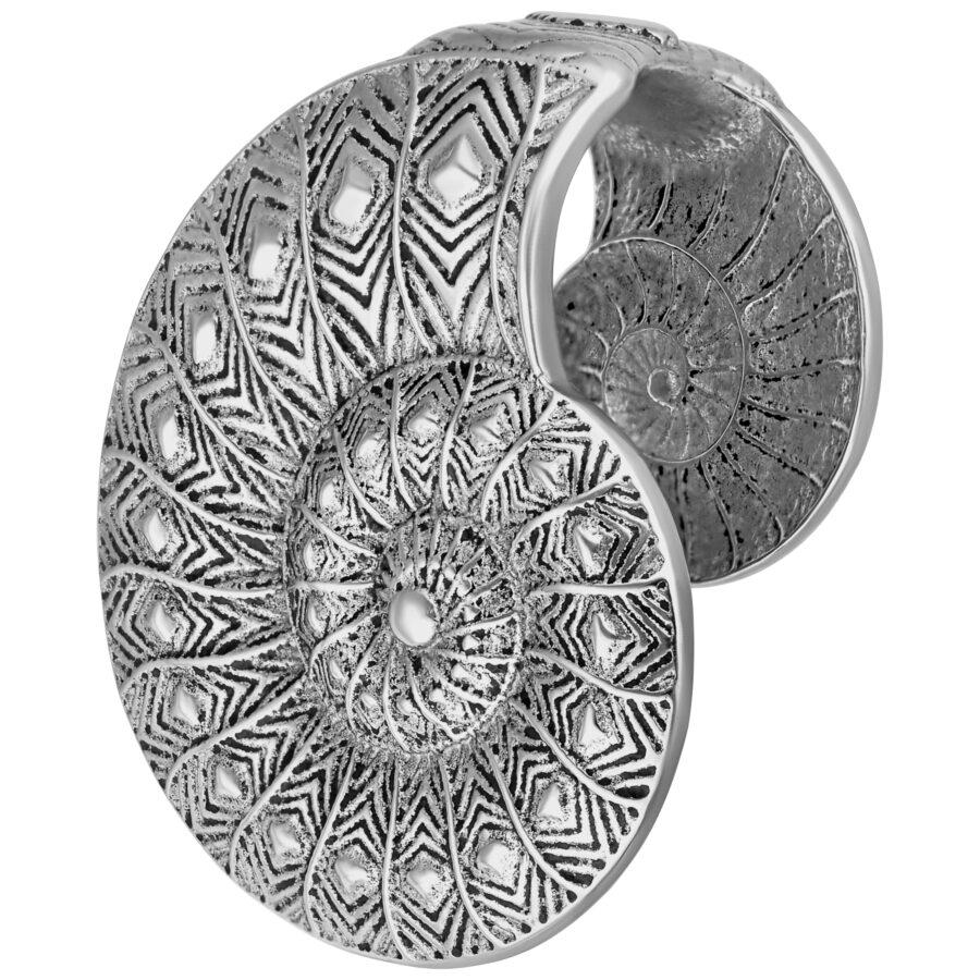 Hopeinen Ear Cuff fossiilimaisella kuviolla valkoisella taustalla