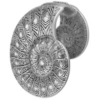 Hopeinen Ear Cuff fossiilimaisella kuviolla valkoisella taustalla