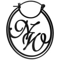 Nightwish-logo korvakoru mustasta teräksestä Musta korvakoru, jossa Nightwish-logo valkoisella taustalla