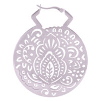 Pyöreä hopeinen korvakoru Mehndi-kuviolla valkoisella taustalla