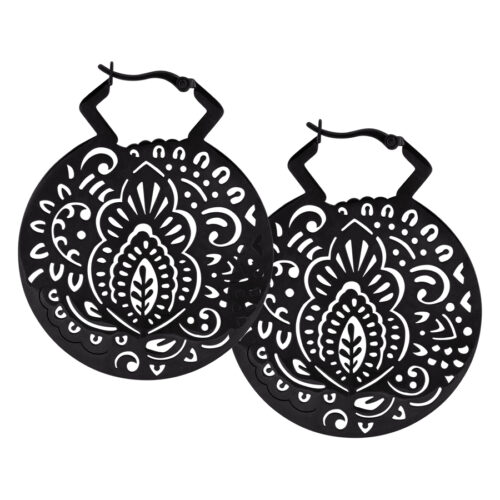 Mustat korvakorut kirurginteräksestä Mehndi-kuviolla valkoisella taustalla