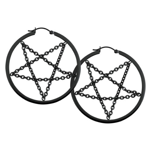 Mustat pentagrammi-korvakorut ketjuilla valkoisella taustalla