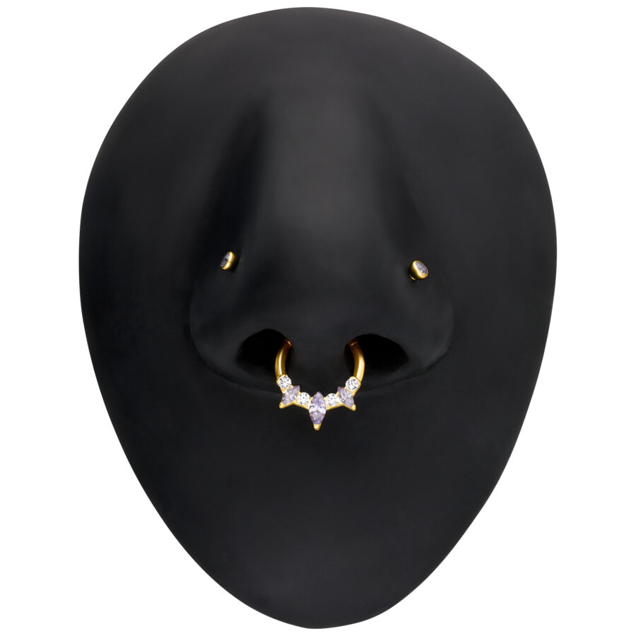 Kultainen Marquise-septumklikkeri kimaltelevilla kristalleilla mustalla mallilla