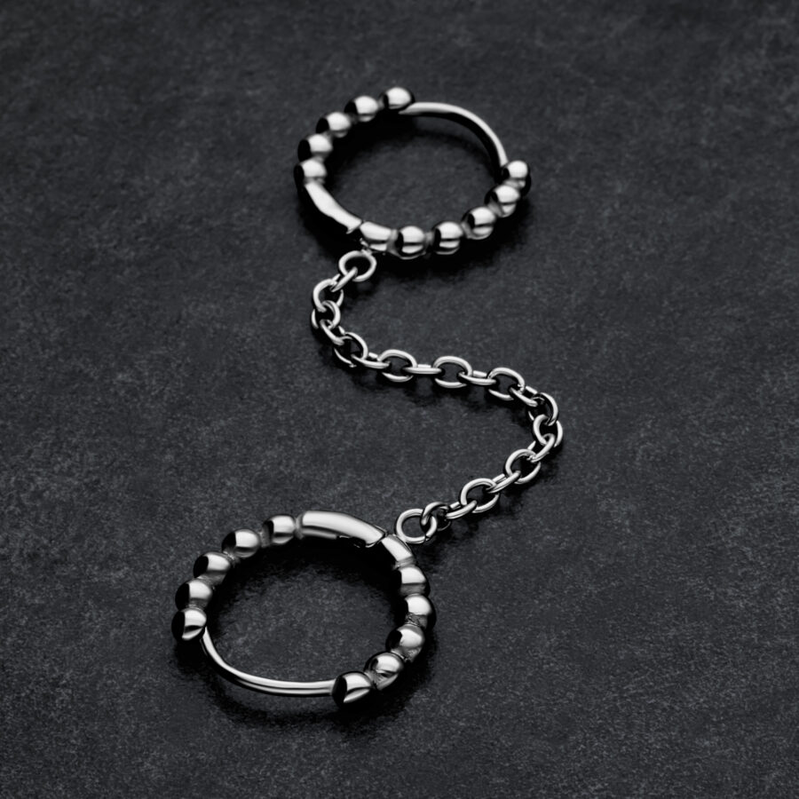 Hopeiset Double Huggie Ball Hoops ketjuyhteydellä tummalla taustalla