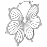 Hopeiset Flower Hoops -korvakorut kirurginteräksestä Hopeiset Flower Hoops -korvakorut klipsikiinnityksellä valkoisella taustalla