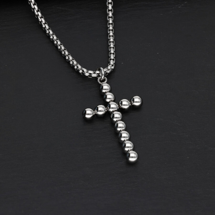 Hopeinen Bubble ristiketju kirurginteräksestä mustalla taustalla