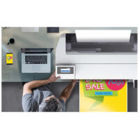 Epson SureColor SC-T3100x suurkokotulostin pöydällä kannettavan tietokoneen ja värillisen tulosteen kanssa