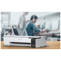 Valkoinen Epson SC-T3100x suurkokotulostin puupöydällä toimistossa