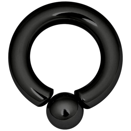 Musta titaani-piercing-rengas, 4 mm vahvuus ja 12 mm sisähalkaisija valkoisella taustalla