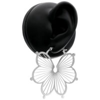 Hopeiset Flower Hoops -korvakorut kirurginteräksestä Hopeiset Flower Hoops -korvakorut mustassa korvamallissa