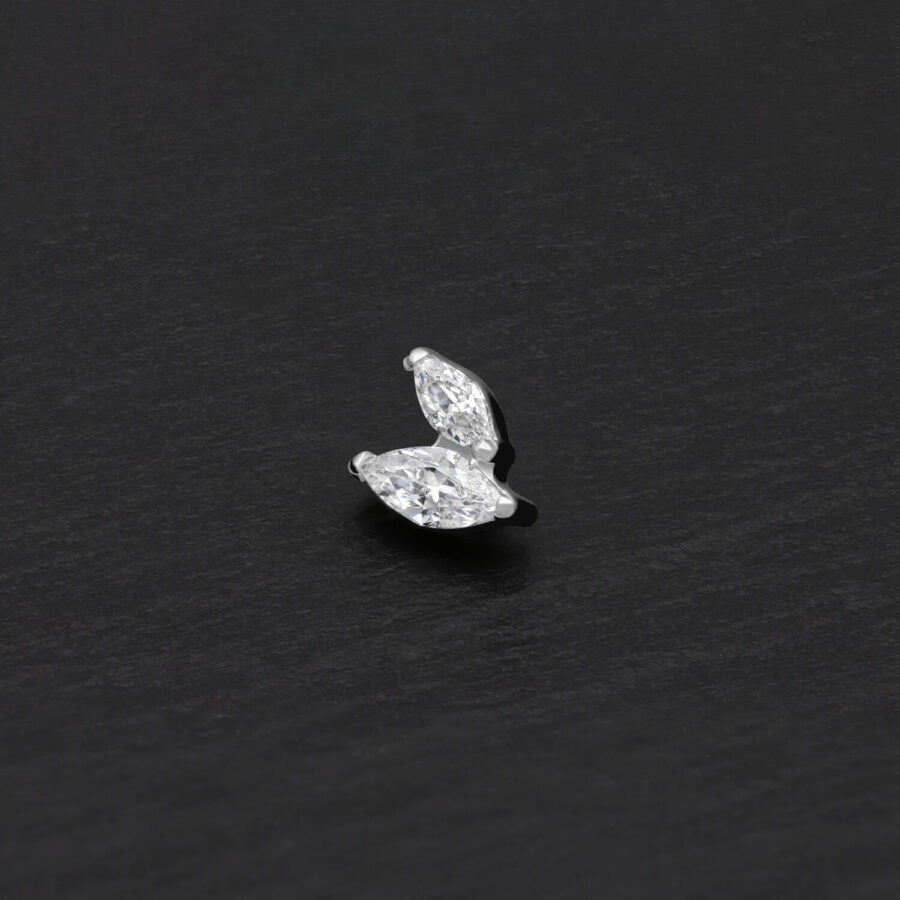 Hopeanvärinen kaksinkertainen Marquise -lisäosa kirkkailla kivillä mustalla taustalla