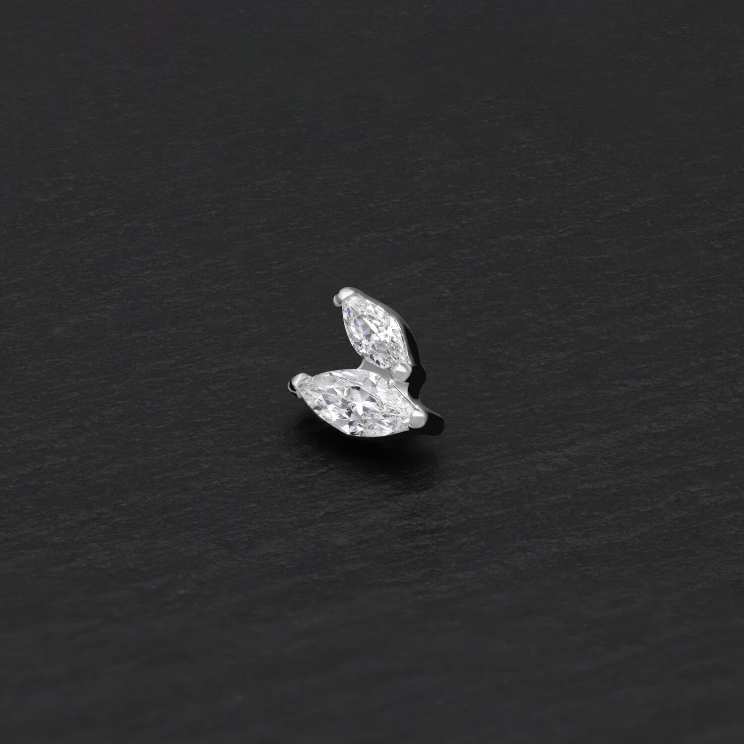 Hopeanvärinen kaksinkertainen Marquise -lisäosa kirkkailla kivillä mustalla taustalla