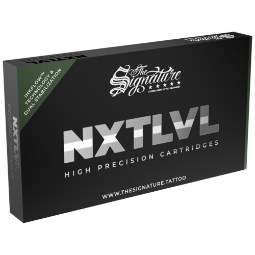 Musta laatikko, jossa hopeinen teksti 'NXT LVL' ja 'The Signature' valkoisella taustalla