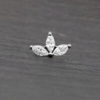 Hopeinen Crystal Lotus -osa kirkkailla kristalleilla harmaalla taustalla