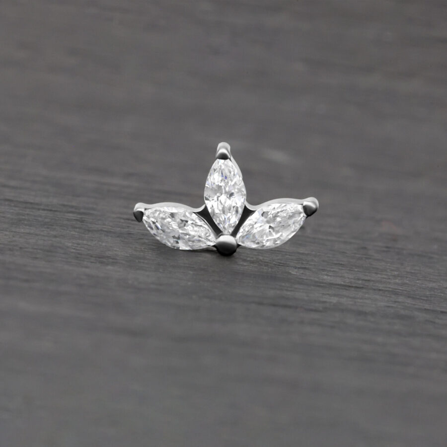 Hopeinen Crystal Lotus -osa kirkkailla kristalleilla harmaalla taustalla