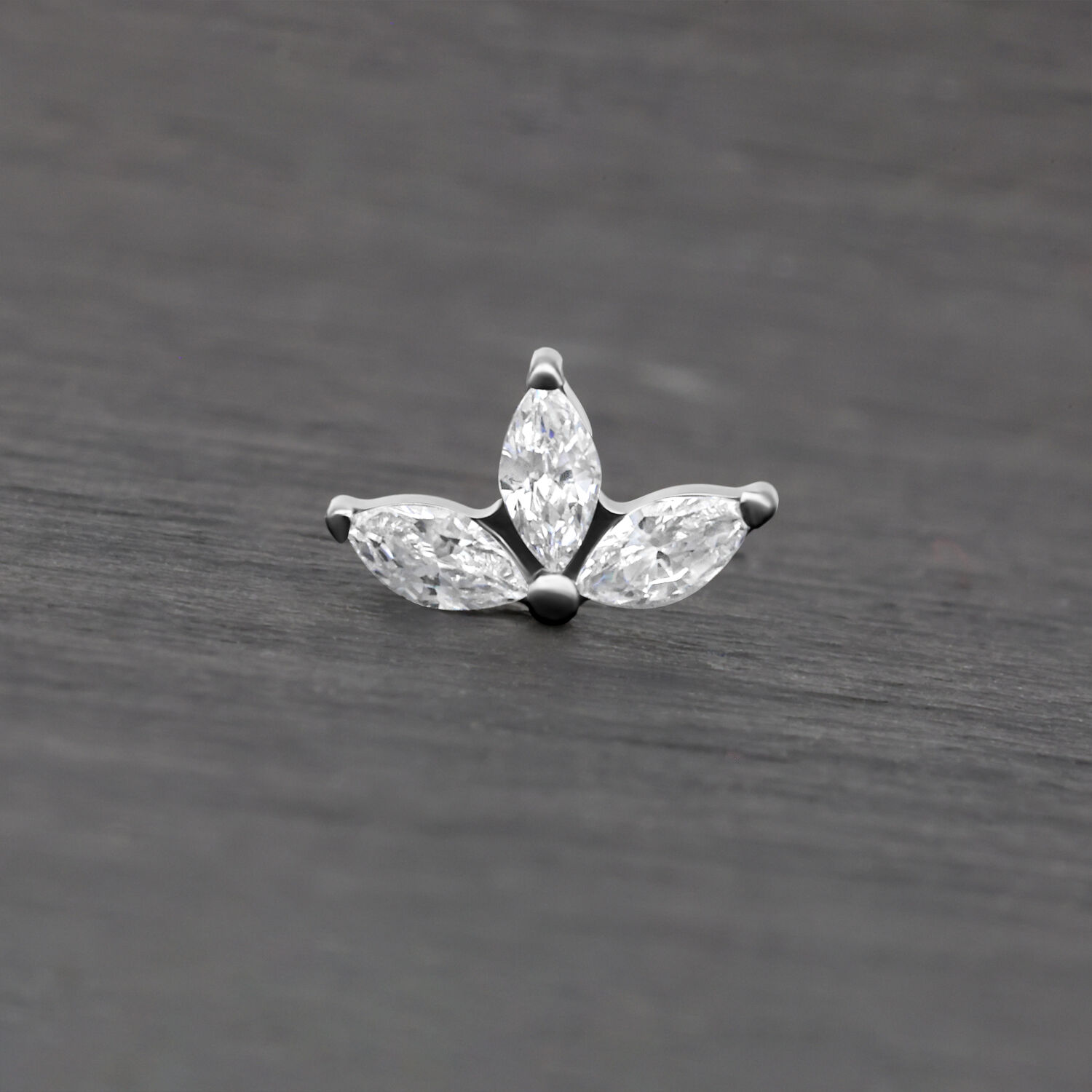 Hopeinen Crystal Lotus -osa kirkkailla kristalleilla harmaalla taustalla