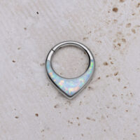 Chunky Opal Septum Clicker titaanista Hopeinen titaaninen septum clicker valkoisella synteettisellä opaalilla vaalealla kivellä