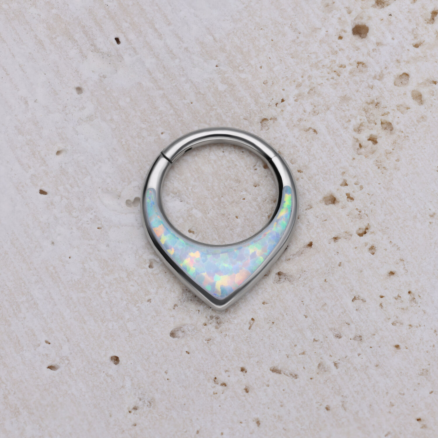 Chunky Opal Septum Clicker titaanista Hopeinen titaaninen septum clicker valkoisella synteettisellä opaalilla vaalealla kivellä