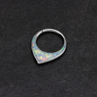 Chunky Opal Septum Clicker titaanista hopeanvärisenä Hopeanvärinen septum clicker synteettisellä opaalilla mustalla taustalla