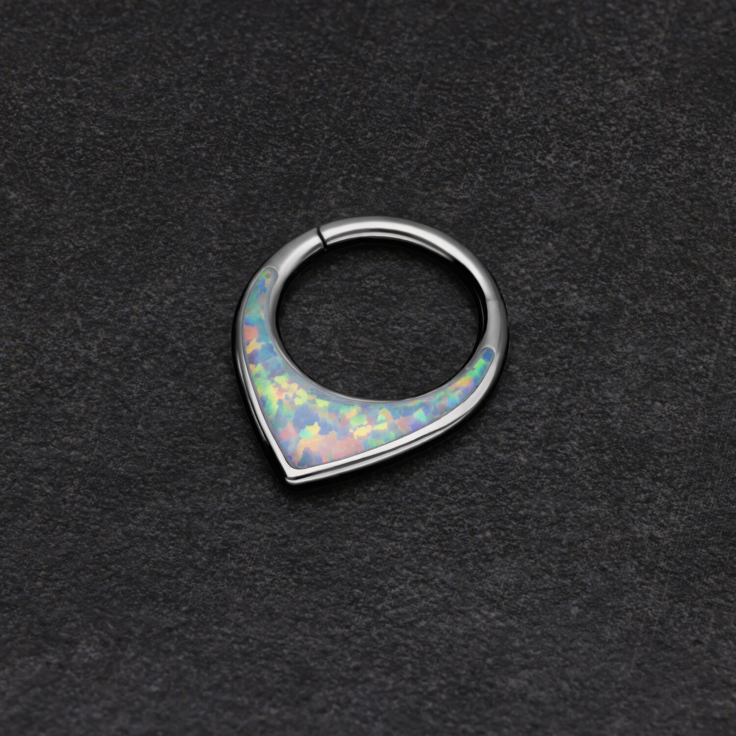 Chunky Opal Septum Clicker titaanista hopeanvärisenä Hopeanvärinen septum clicker synteettisellä opaalilla mustalla taustalla