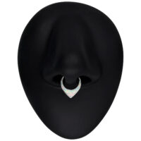 Hopeinen opaalinen septum-clicker mustalla esittelyalustalla Hopeinen septum-clicker valkoisella opaalilla mustalla nenäesittelyalustalla