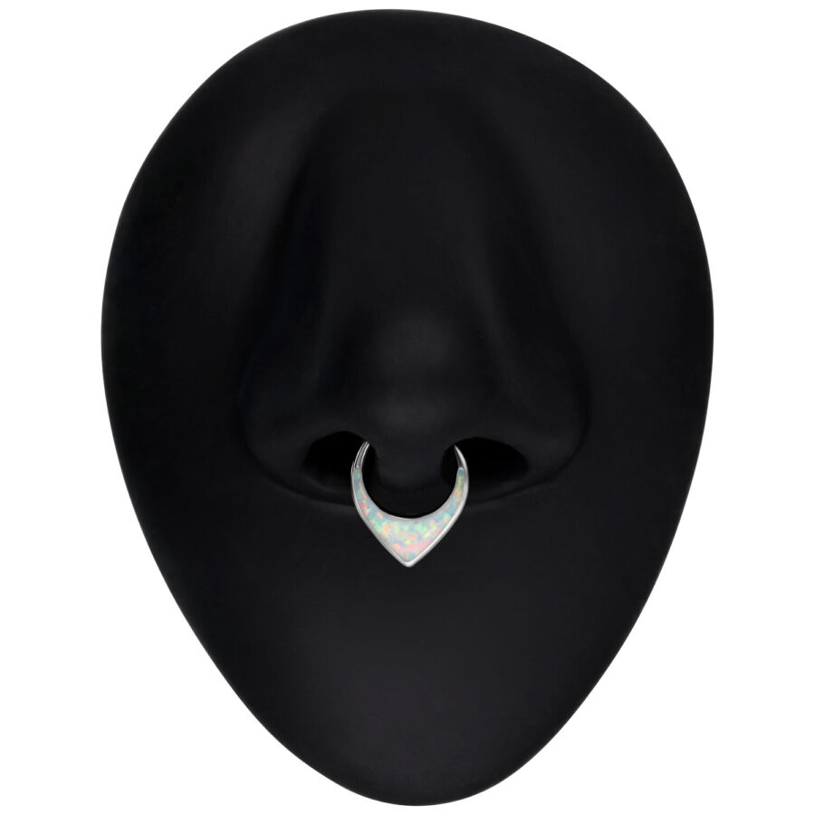 Hopeinen septum-clicker valkoisella opaalilla mustalla nenäesittelyalustalla