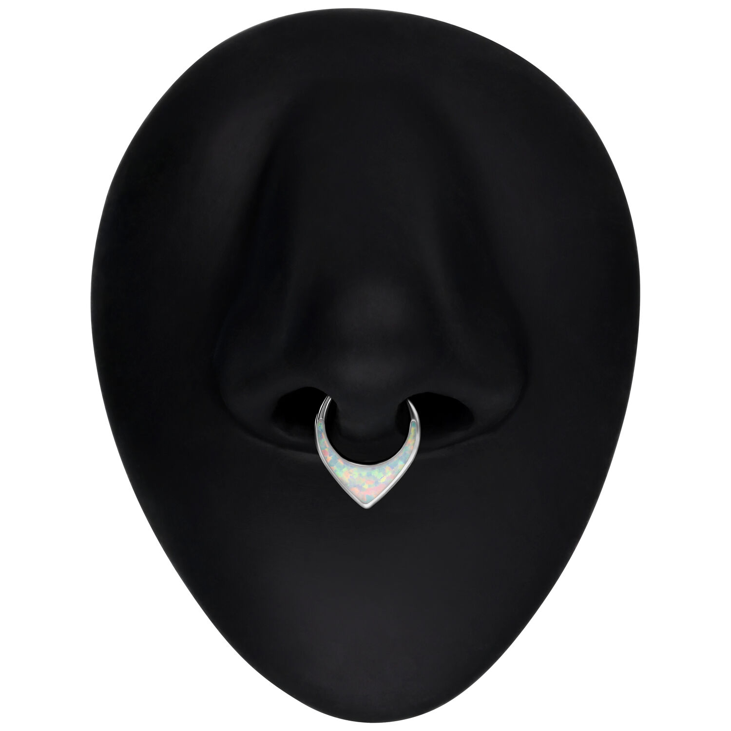 Hopeinen opaalinen septum-clicker mustalla esittelyalustalla Hopeinen septum-clicker valkoisella opaalilla mustalla nenäesittelyalustalla
