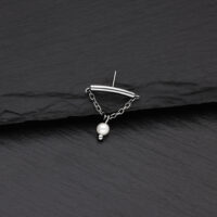 Hopeinen Helix-piercing-koriste helmellä Hopeinen Helix-koriste ketjulla ja helmellä mustalla taustalla