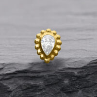14K Kultainen lisäosa pisaranmuotoisella kristallilla harmaalla taustalla