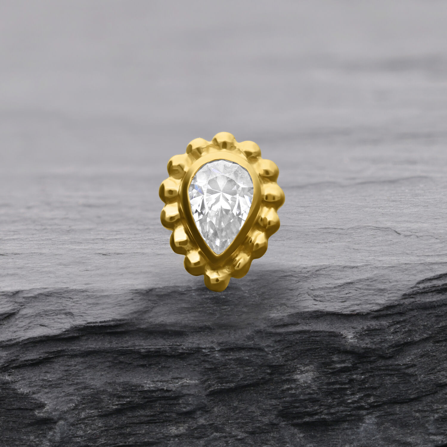 14K Kultainen lisäosa pisaranmuotoisella kristallilla harmaalla taustalla